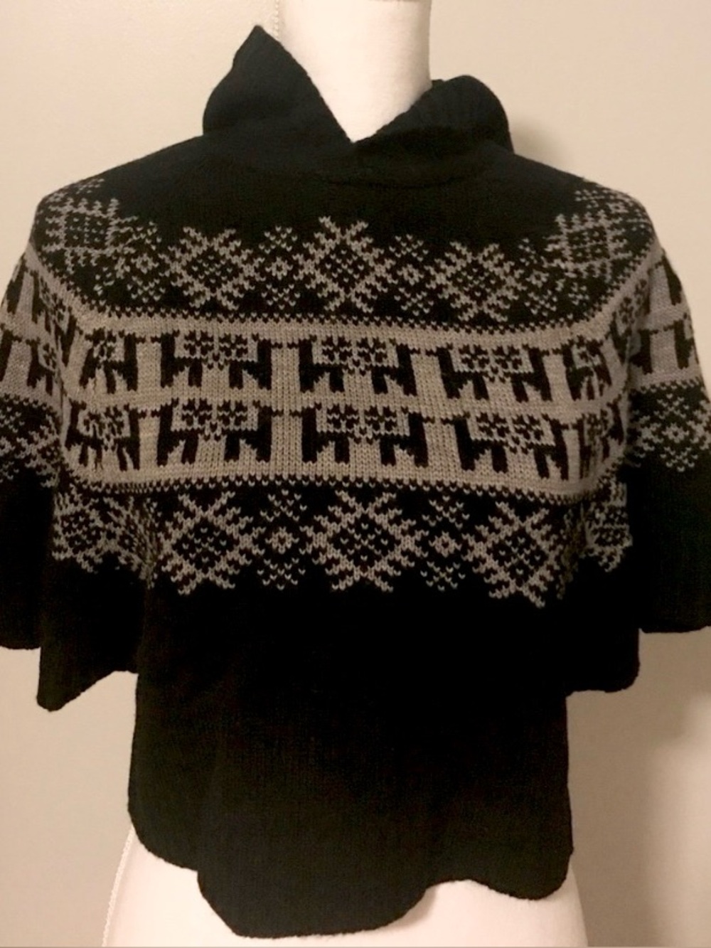 Short Sleeve Hooded Gray and Black CropTop Sweater